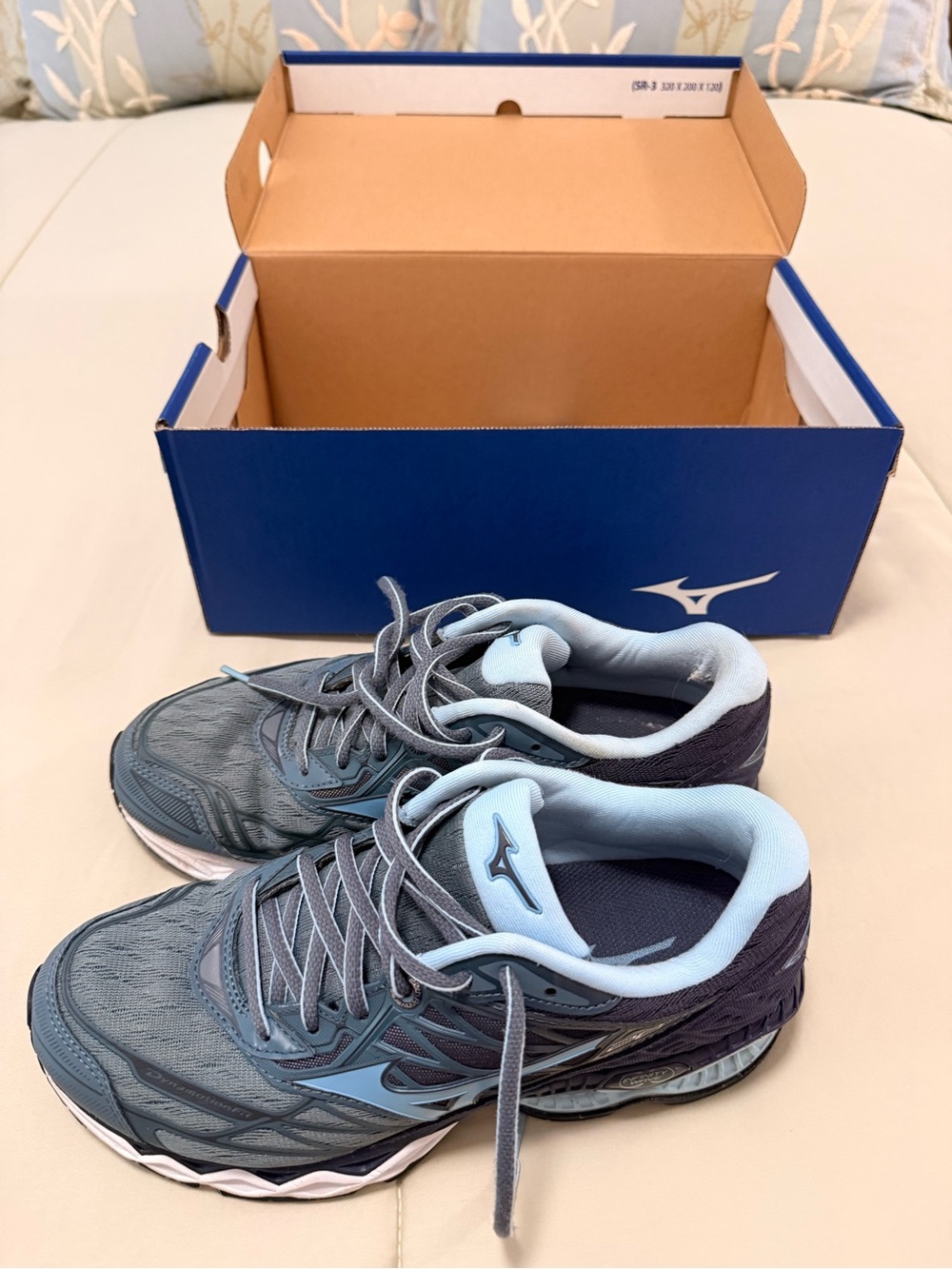 Mizuno Women's Wave Creation  Running Sneakers size 8.5 with original box